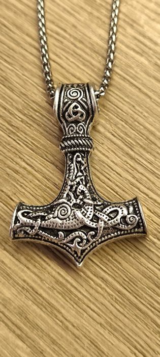 Męski naszyjnik w stylu wikinga z młotem.