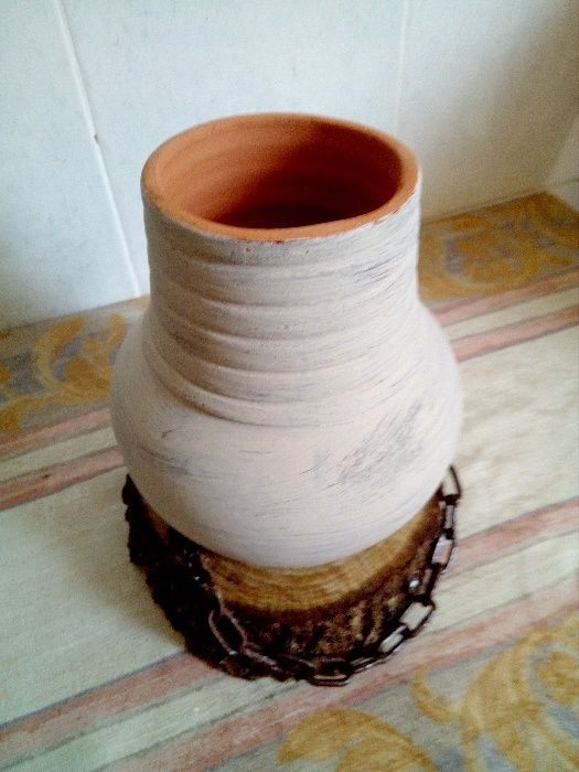 Jarra de barro em bolacha de carvalho.