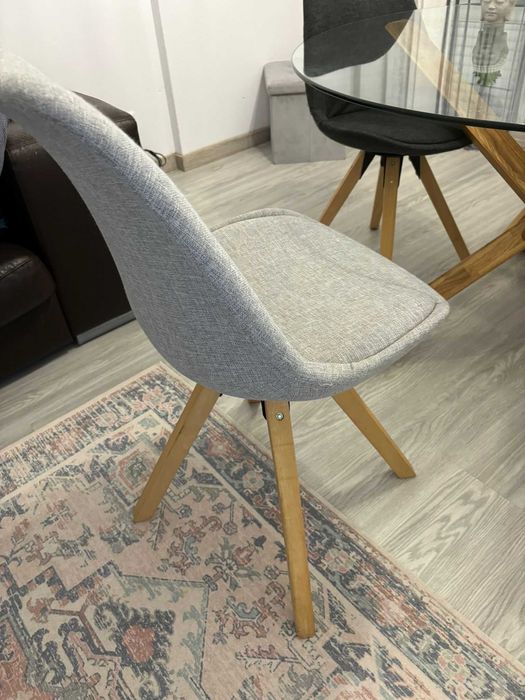 Mesa de sala moderna com cadeiras