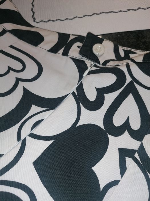 Li Sá saia Moschino