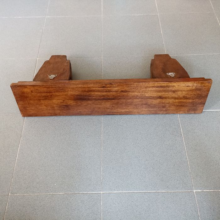 Prateleira peanha dupla em madeira maciça esculpida