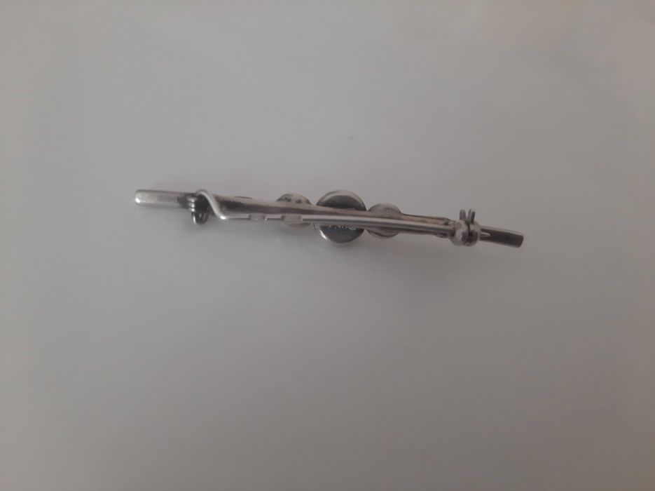 Stara srebrna broszka z bursztynem