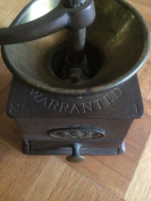 Moinho de café, bule e caixa antigos