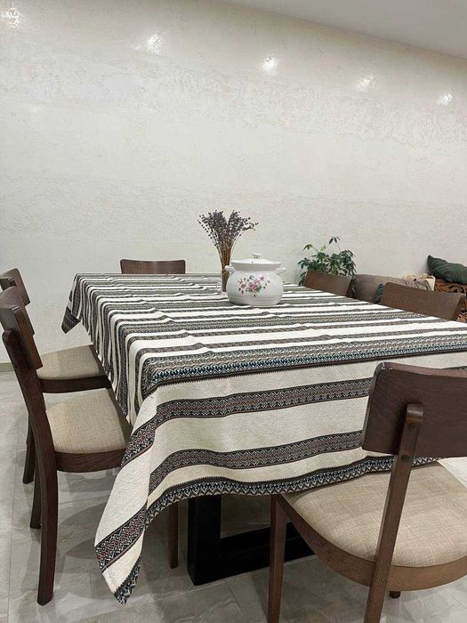 Вишита скатертина до святкового столу