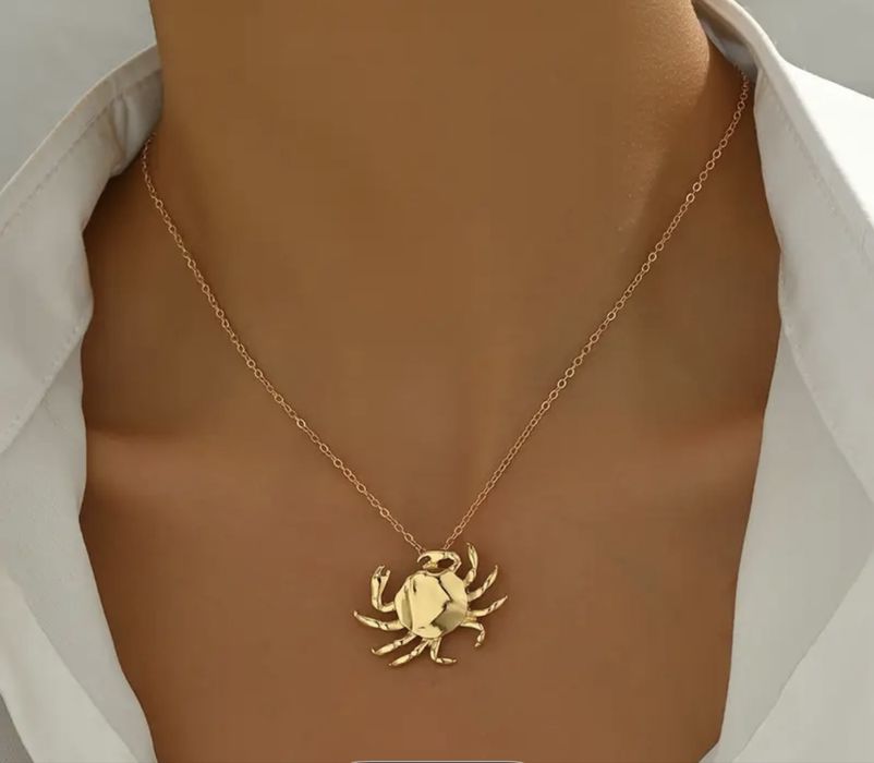 Colar dourado em aço novo