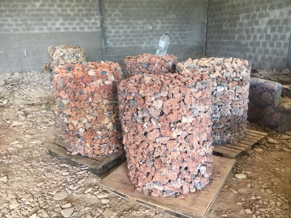 Pedra decorativa furada