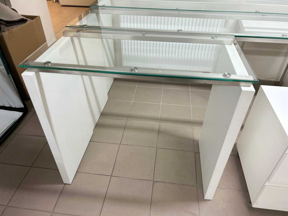 Nowoczesny stół ze szklanym blatem
