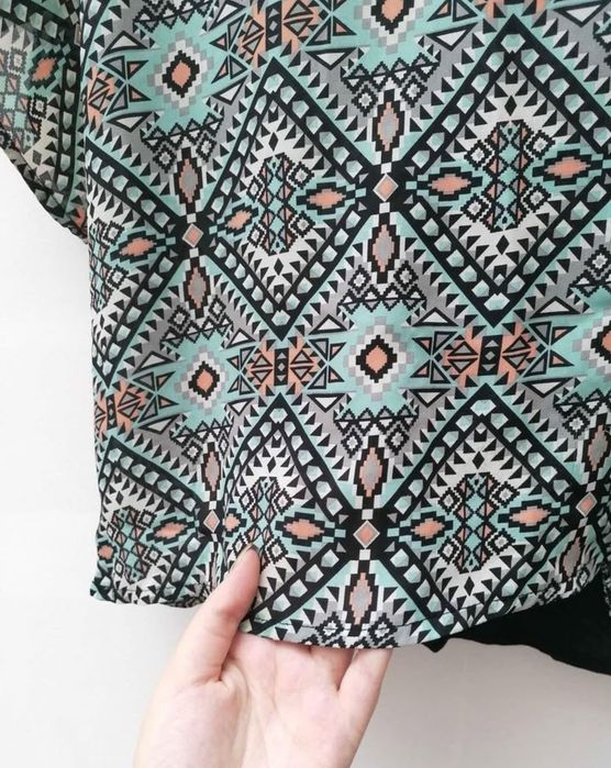 Blusa de Manga Curta com Padrão Geométrico