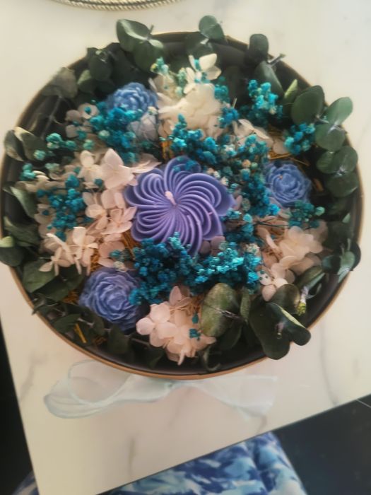 Arranjo de flores desidratadas com velas