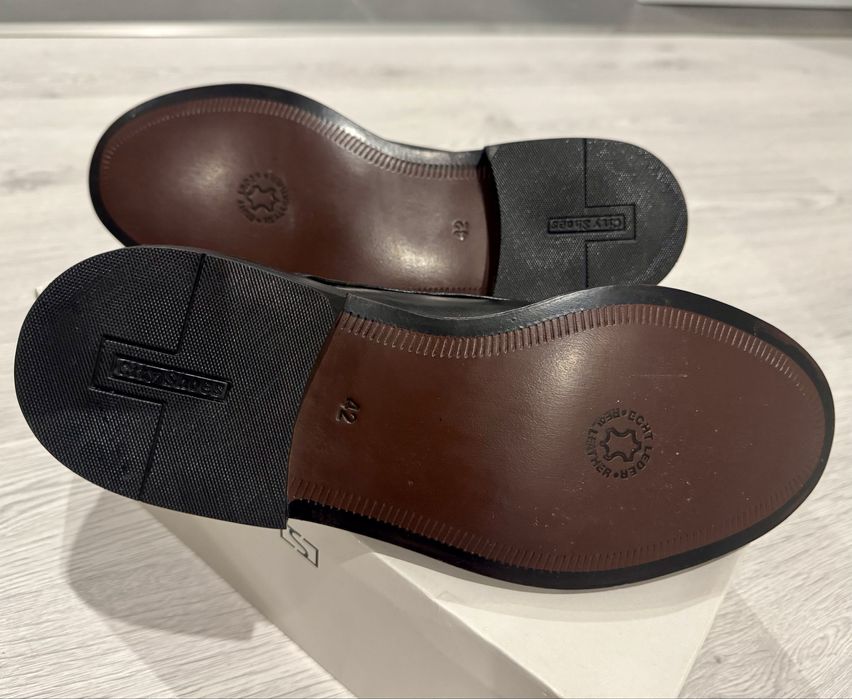 Sapatos pretos em couro novos 42