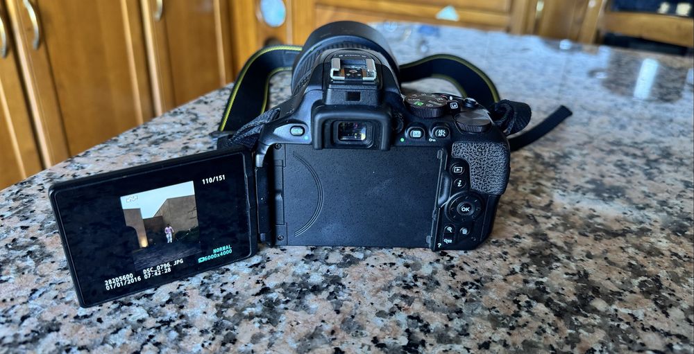 Nikon D5600 + Objetiva 18-105mm VR + Extras – usada 3/4 vezes nova!
