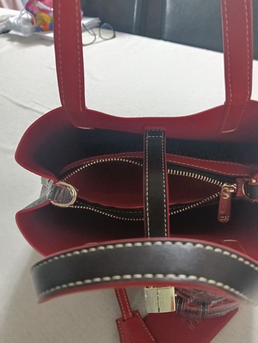 Mala em castanho e vermelho