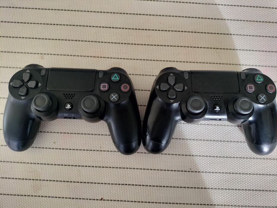 PS4 Slim 500GB + 2 Comandos Originais + Base