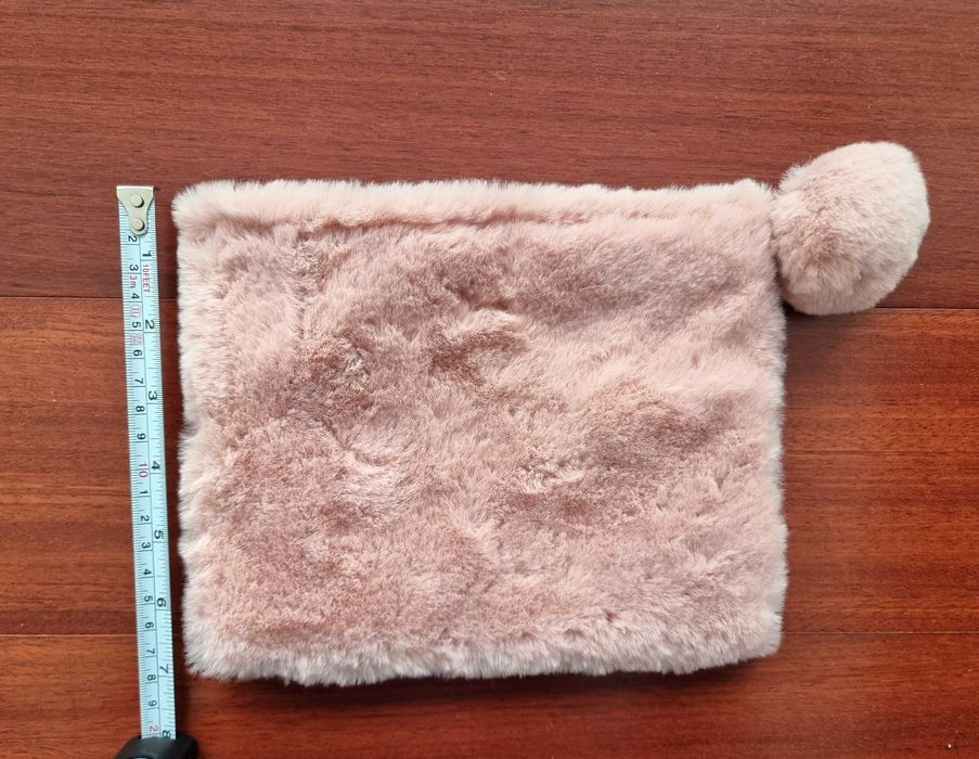 Bolsa pequena em pelinho rosa com pompom - nunca usada