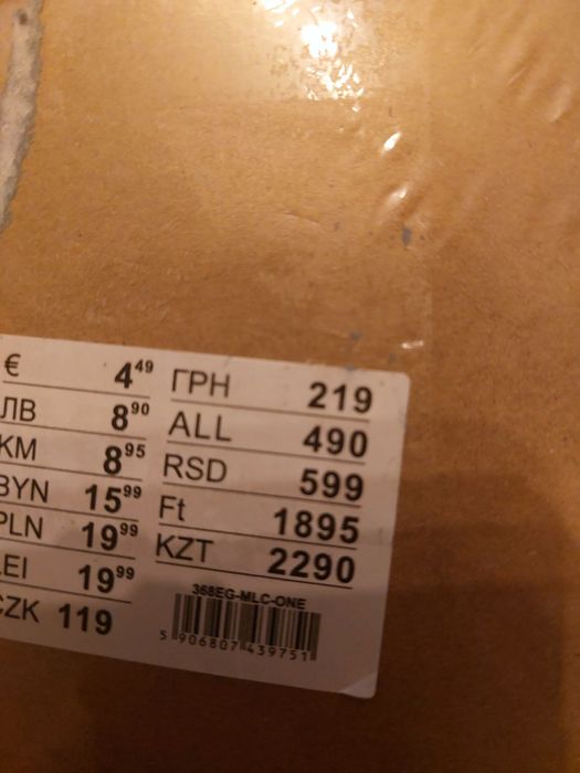 Посуд, тарілки, таця