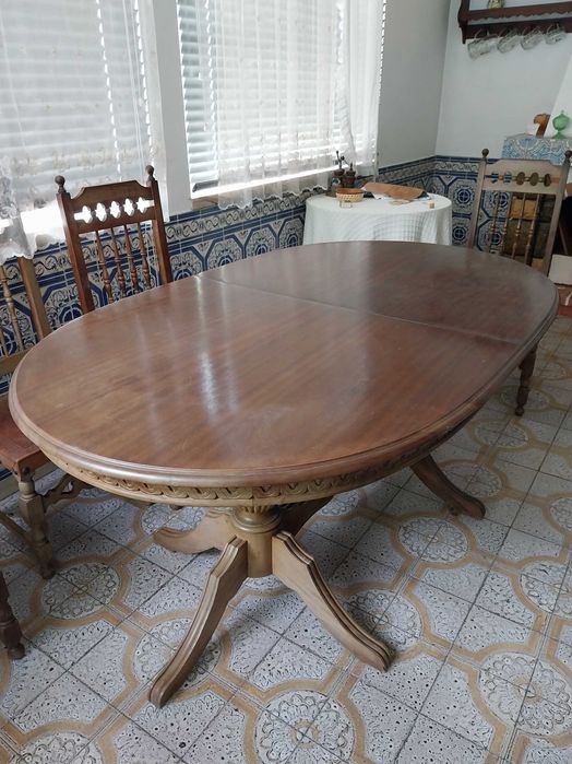 Mesa de jantar com seis cadeiras