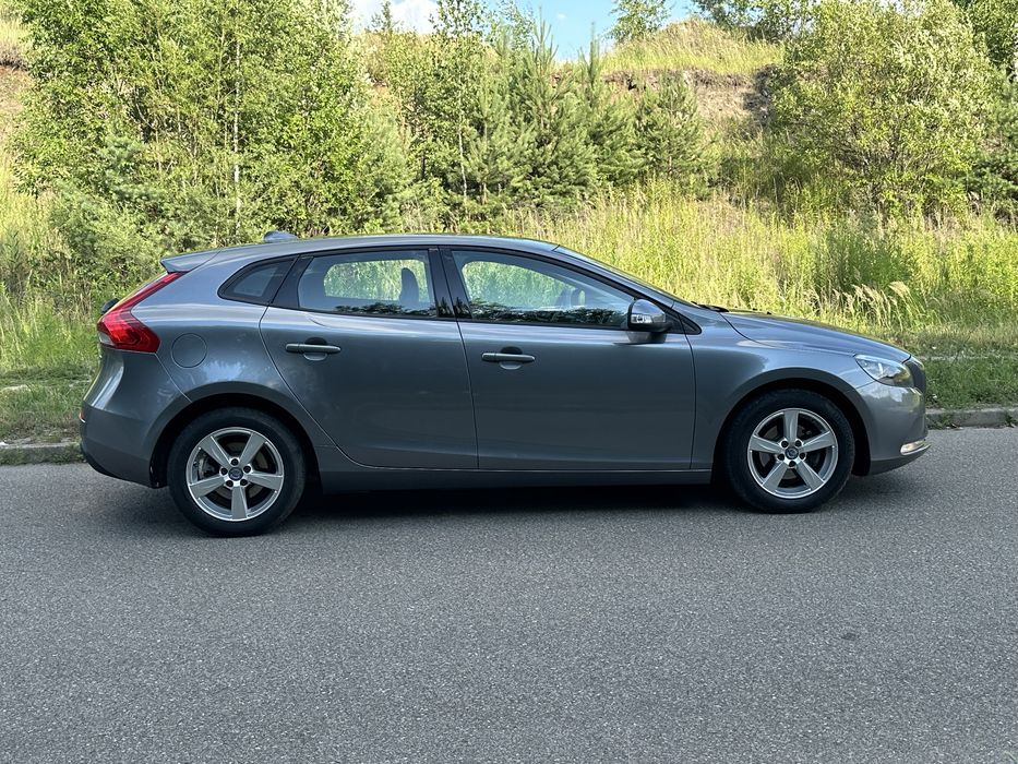 Volvo V40 D2 2.0 120KM**Skóry**Udokumentowany przebieg**