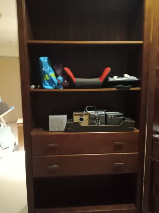 Estantes em Mogno castanho