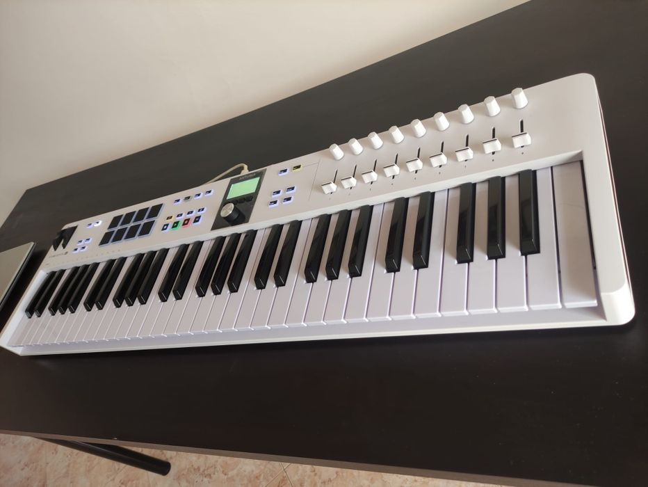 Arturia Keylab Essencial 61 Mk3 na caixa