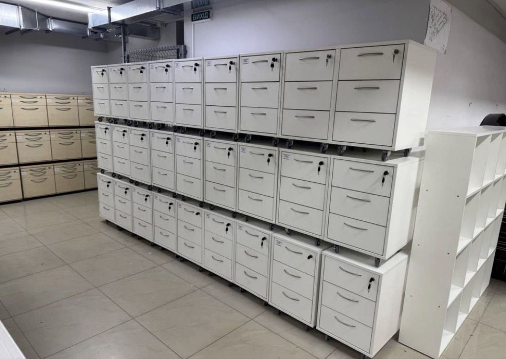 РАСПРОДАЖА офисной мебели столы письменные кресла тумбы шкафы