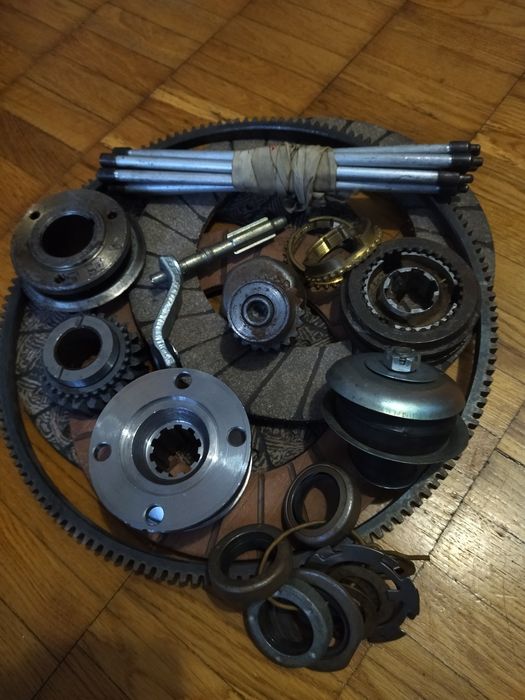 Шестерня и муфта КПП УАЗ на 2-х синхронну и прочее.