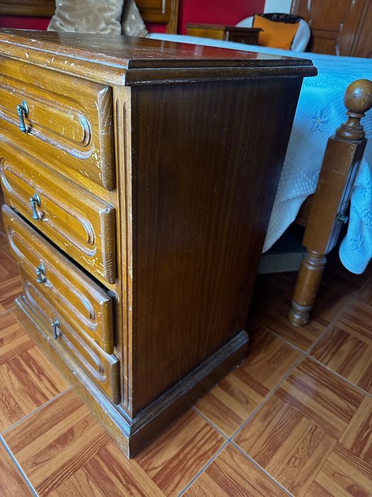 Quarto de Casal Completo: Cama 130x 190 + Colchão + Estrado + 2 Mesinhas (C/ Entrega)