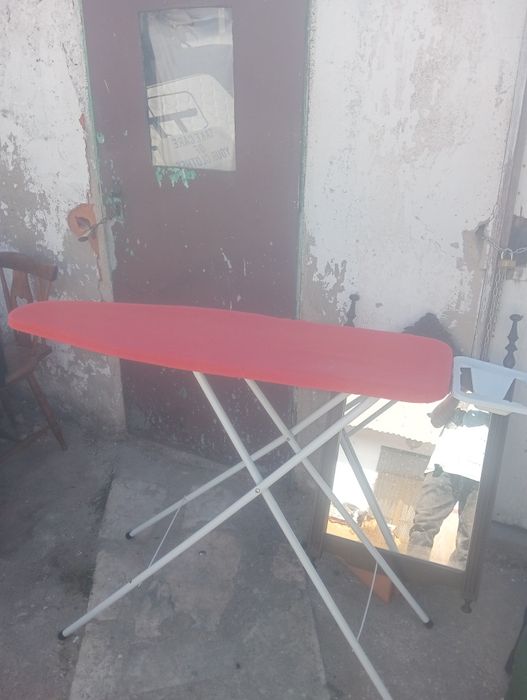 Três tábuas de passar a ferro em bom estado