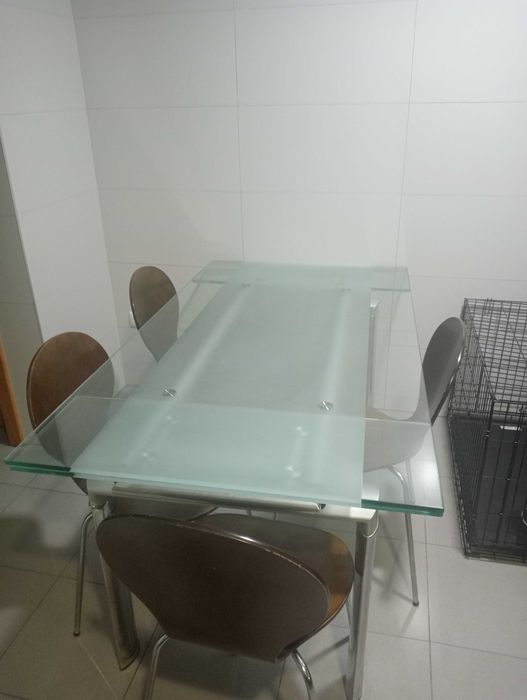 Mesa de refeição de vidro e 4 cadeiras