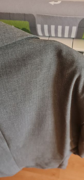 Vendo fato completo de cor cinzenta