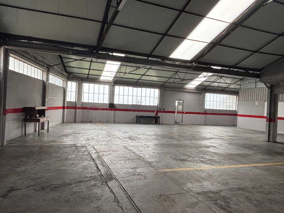 Arrenda-se armazém . Sanguedo