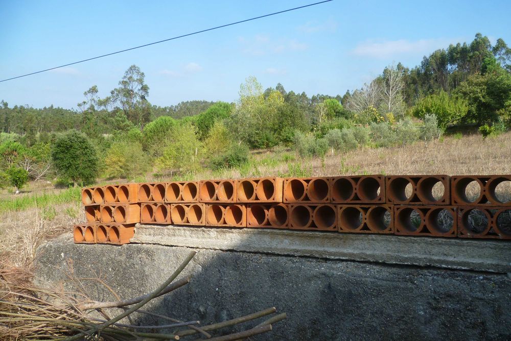 Garrafeira para 30 garrafas  = 15 tijolos duma adega de casa do campo em MUITO BOM ESTADO