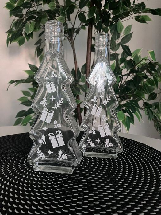 Szklane butelki w kształcie choinki. Nowe. 2 sztuki