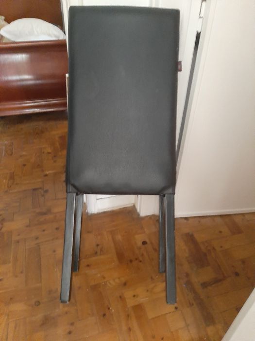 Cadeira  de cor Preta