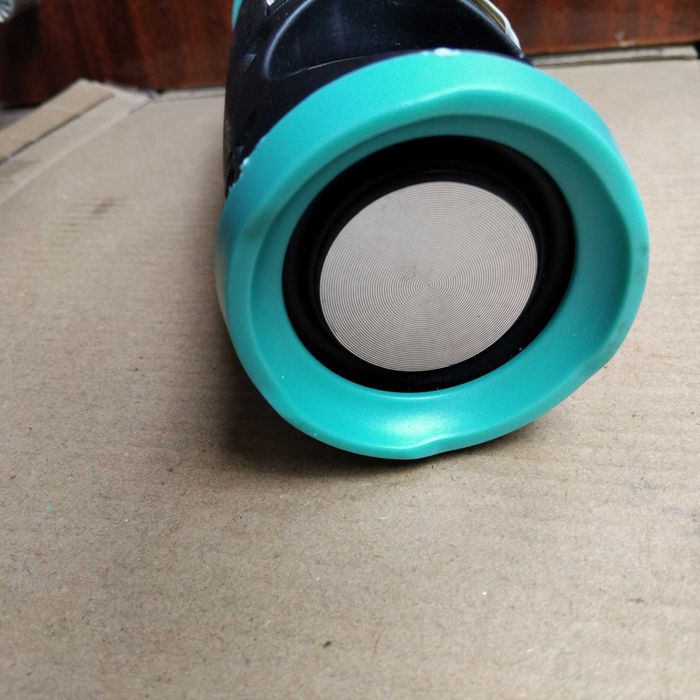 Колонка музикальна грає FM радіо, флешку MINI CHARGE3+