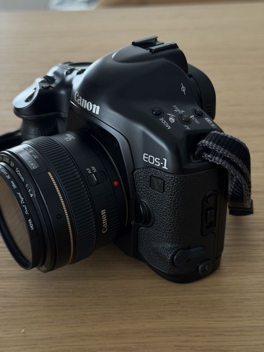 Canon EOS 1V + Canon EF 50mm f/1,4 USM