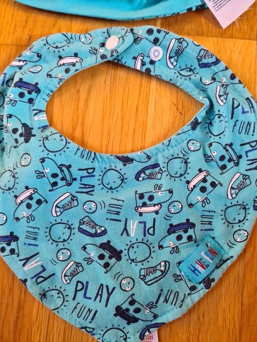 Zestaw Czapka i śliniak nowy 74-80