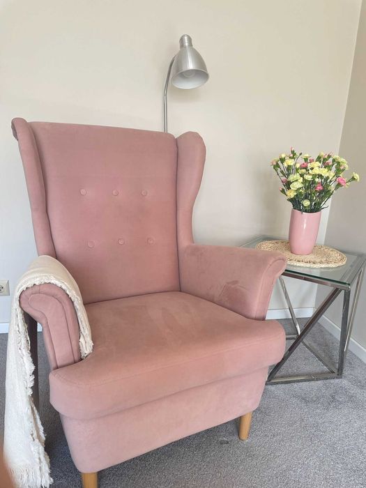 Fotel uszak pudrowy róż