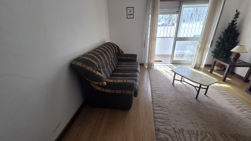 Sofas, mesa de centro e carpete | Urgente