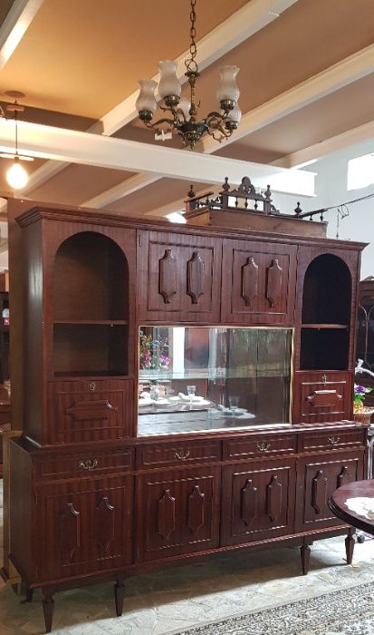 Móvel de sala em madeira, muito bom estado à excepção de alguns puxado