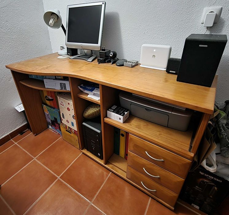 Secretária e cadeira