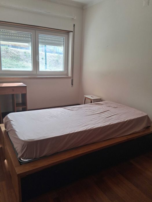 Cama individual com estrado