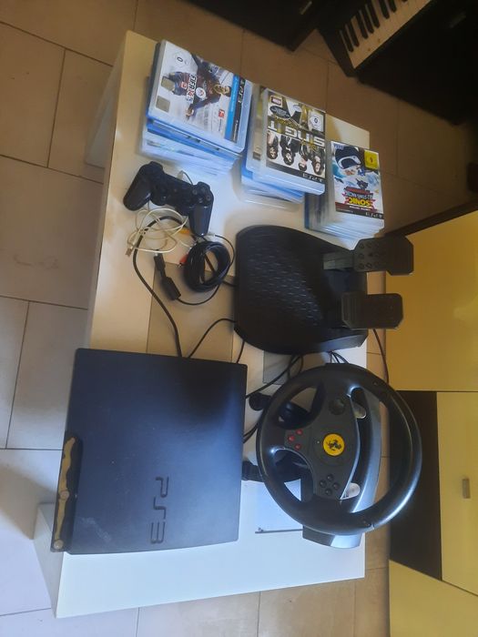 PS3 com ecrã, mala; Wii completa; PS3 com volante, pedais e 14 jogos