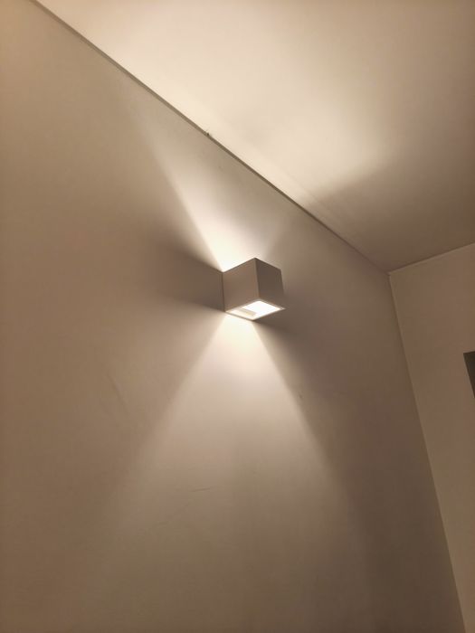 Aplique de parede em gesso marca AREA branco.