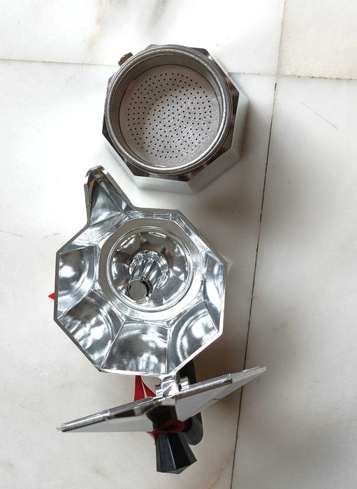 Cafeteira Moka Express Bialetti 6 chávenas, nova