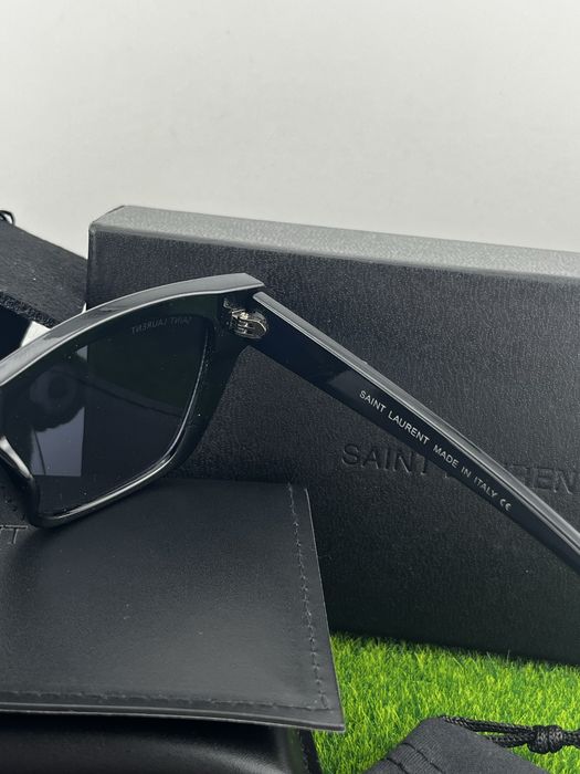 Stylowe czarne okulary przeciwstoneczne z kompletem akcesoriów