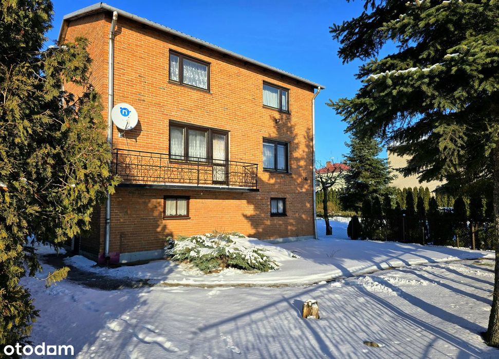 Dom z dwoma garażami, altaną z grillem, własnym laskiem