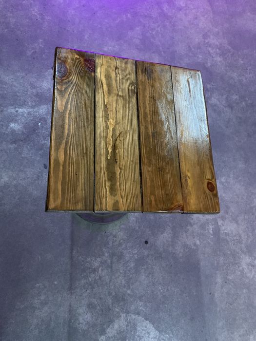 Стіл деревяний ,дуже міцний і тяжкий залізна ніжка сверху дерево