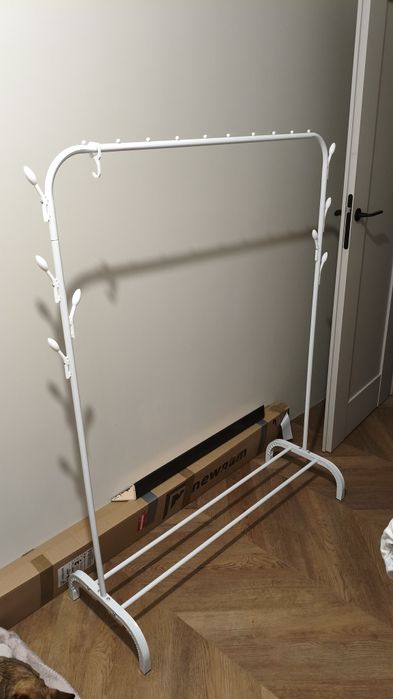 Biały wieszak podłogowy