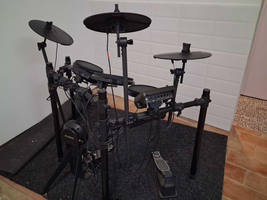 Bateria electrónica Alesis Nitro