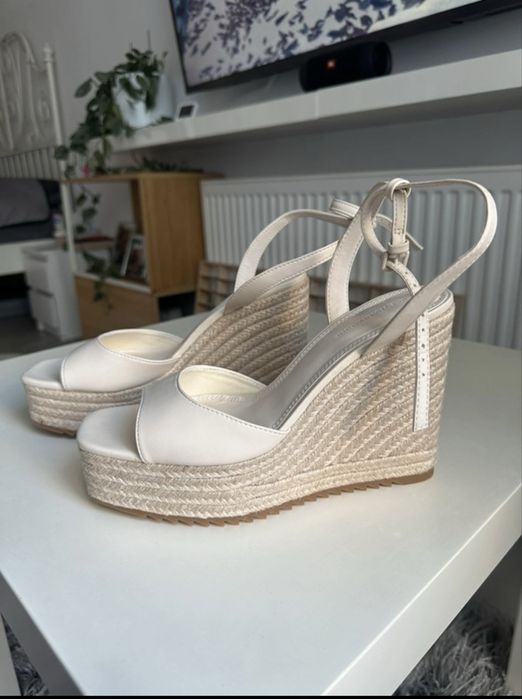 Espadryle na koturnie Stradivarius